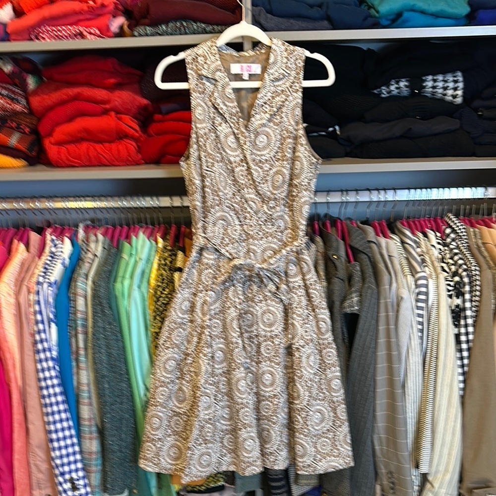 9 & Co. tan/white print sleeveless front tie v neck side zip closure dress 8